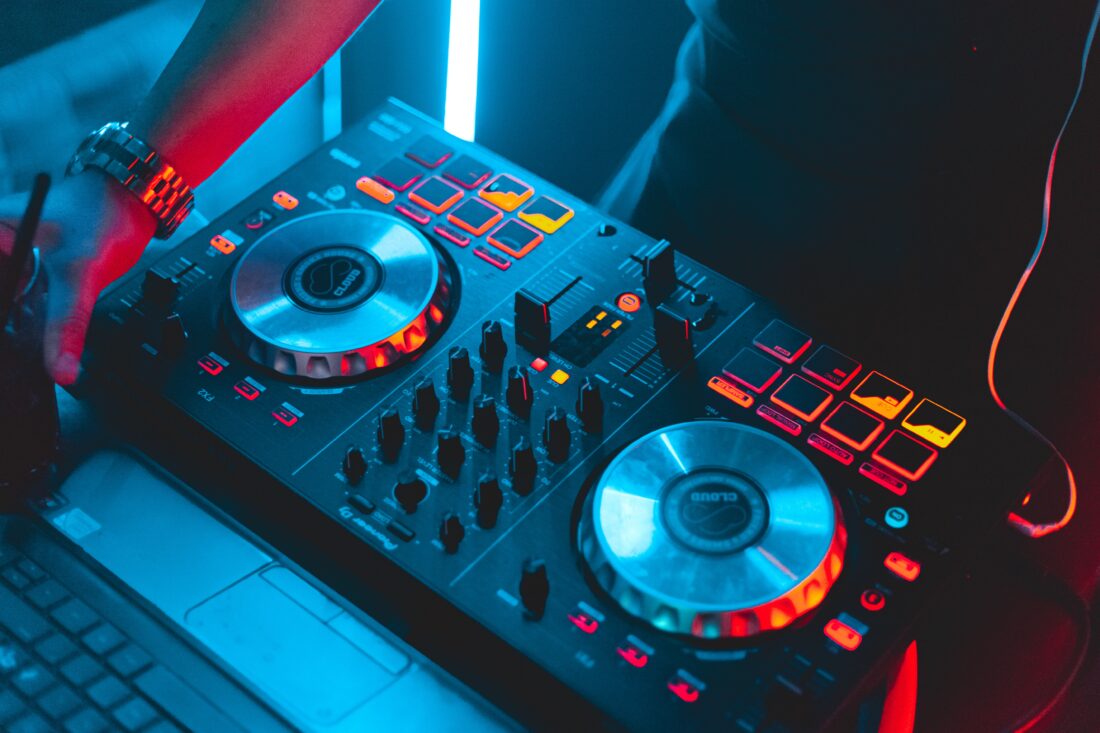 2022年最新】DJ用ハードウェアコントローラーおすすめ5選 | TRIVISION